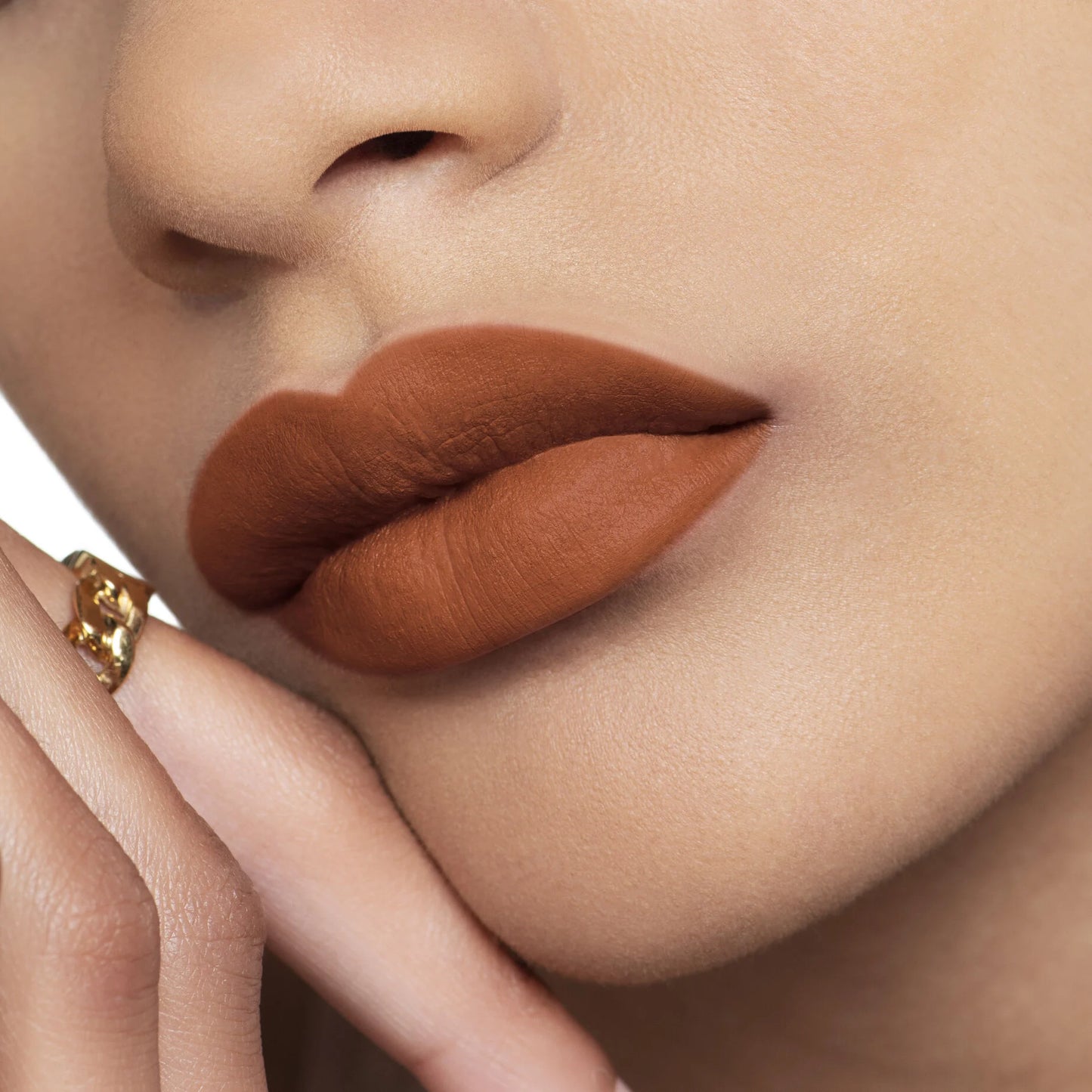 Rouge Dior
Rossetto a lunga tenuta colore couture – finish velvet, satin e la novità veil – trattamento floreale idratante